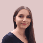 Charlotte Marti - Portrait sur fond couleur vieux rose