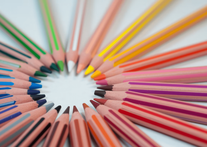 Ensemble de crayons de couleurs de toutes les couleurs, rassemblés en cercle.